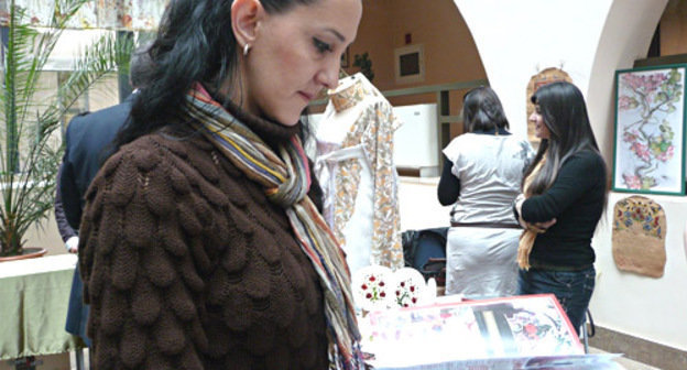 Арменуи Акобян представляет женский журнал ''Заруи'' на выставке ''Женщина и Экспо-2012''. Армения, Ереван, 31 марта 2012 г. Фото Армине Мартиросян для "Кавказского узла"