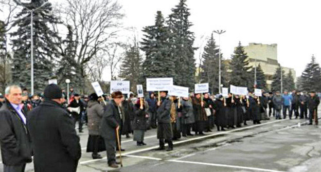 Пикет у здания республиканского Дома правительства с требованием расследования убийства депутата республиканского парламента Ислама Крымшамхалова. Черкесск, 14 марта 2012 г. Фото RFE/RL