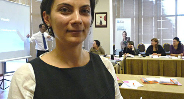 Кандидатки в депутаты парламента на спецтренинге обучаются этикету речи. На снимке: Лилит Калантарян, ответственная за программы Британского Совета. Армения, Ереван, 4 апреля 2012 г. Фото Армине Мартиросян для «Кавказского узла»
