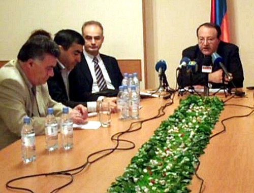Армения, Ереван, 4 апреля 2012 г. Представители четырех партий объявляют о формировании единого штаба по контролю за выборами. Фото: azatutyun.am (RFE/RL)