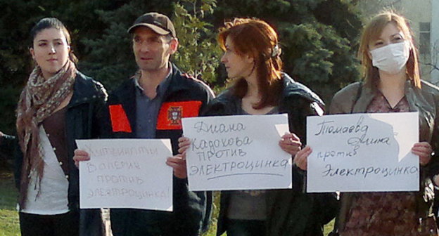 Жители Владикавказа на митинге против деятельности завода "Электроцинк". 5 марта 2012 г. Фото Эммы Марзоевой для "Кавказского узла"