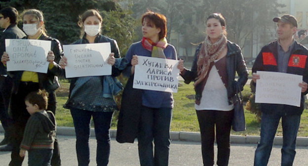 Северная Осетия, Владикавказ, 5 апреля 2012 г. Митинг против деятельности завода "Электроцинк". Фото Эммы Марзоевой для "Кавказского узла"