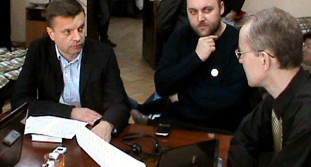 Соучредители "Лиги избирателей" Леонид Парфенов и Петр Шкуматов беседуют с Олегом Шеиным. Астрахань, 5 апреля 2012 г. Фото Елены Гребенюк для "Кавказского узла"