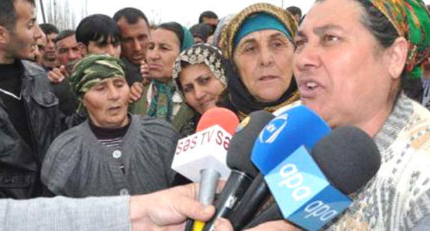 Жители пострадавшего от наводнения села Минбаши требуют до 10 апреля начать выплаты компенсаций. На снимке: во время акции протеста. Азербайджан, 4 апреля 2012 г. Фото: www.musavat.com