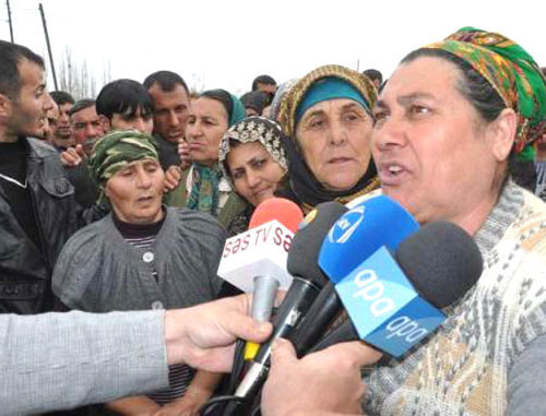 Жители пострадавшего от наводнения села Минбаши требуют до 10 апреля начать выплаты компенсаций. На снимке: во время акции протеста. Азербайджан, 4 апреля 2012 г. Фото: www.musavat.com