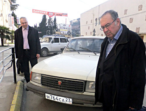 Юрий Маевский (справа) и его адвокат Игорь Курочкин на улице Горького возле машины, на которой преступники перевозили труп Маевской. Сочи, 1 апреля 2012 г. Фото Светлана Кравченко для «Кавказского узла»
