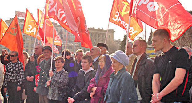 На митинге «За честные выборы и достойную жизнь» активисты КПРФ потребовали объявить итоги выборов президента РФ недействительными. Волгоград, 6 апреля 2012 г. Фото Татьяны Филимоновой для "Кавказского узла"