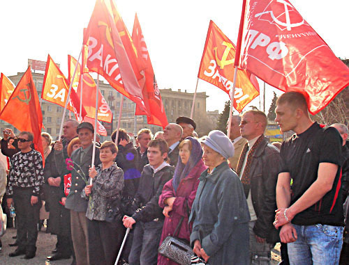 На митинге «За честные выборы и достойную жизнь» активисты КПРФ потребовали объявить итоги выборов президента РФ недействительными. Волгоград, 6 апреля 2012 г. Фото Татьяны Филимоновой для "Кавказского узла"