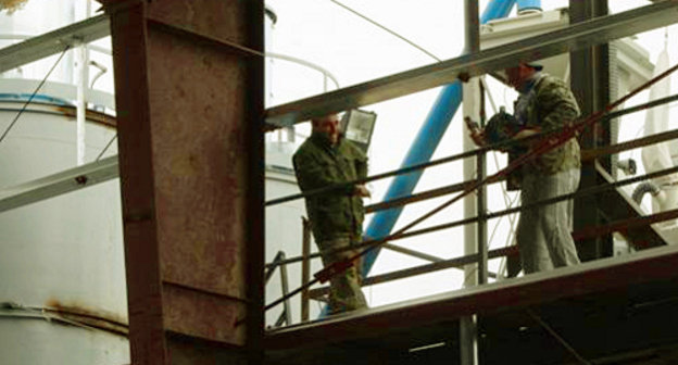 Работы по восстановлению промышленных объектов. Южная Осетия, апрель 2012 г. Фото:  ИА "Рес", http://cominf.org 