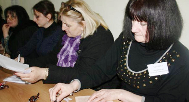 На избирательном участке в Цхинвале в первом туре выборов президента Южной Осетии 25 марта 2012 г. Фото: Катерина Пухаева/ИА "Рес",  http://cominf.org