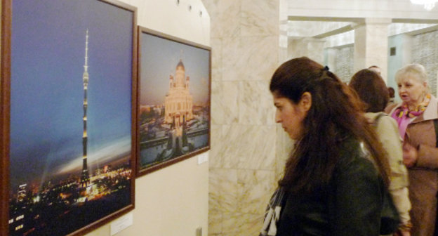 Выставка фоторабот о Москве ''Москва! Любовь и вдохновение!''. Ереван, 5 апреля 2012 г. Фото Армине Мартиросян для "Кавказского узла"