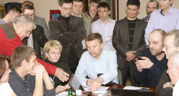 Участники голодовки протеста и соучредители "Лиги избирателей", приехавшие их поддержать. Астрахань, 6 апреля 2012 г. Фото Елены Гребенюк для "Кавказского узла"