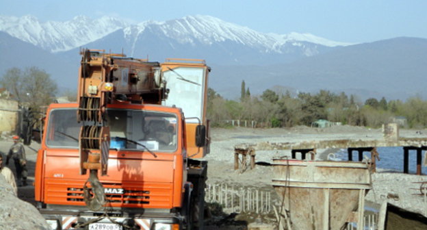 Техника фирмы "Мостовик" на одном из пляжей Имеретинки в районе улицы Цымлянская. Сочи, март-апрель 2012 г. Фото Светланы Кравченко для "Кавказского узла"