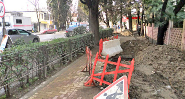 Место прорыва кабеля  на улице Гагрина из-за незаконного бурения грунта. Сочи, апрель 2012 г. Фото Светланы Кравченко для "Кавказского узла"