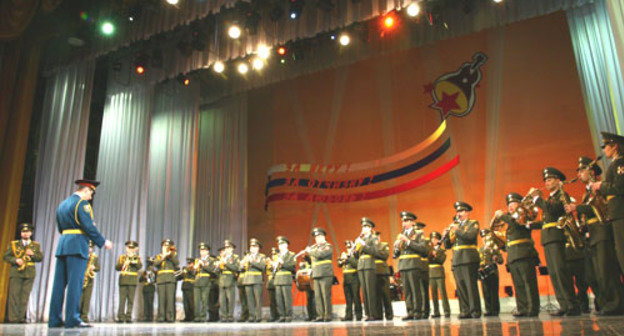 Конкурс 14-го  Межрегионального фестиваля армейской песни «За веру! За отчизну! За любовь!» в Зимнем театре. Сочи, апрель 2012 г .
Фото предоставлено пресс-службой Сочинского концертно-филармонического объединения
