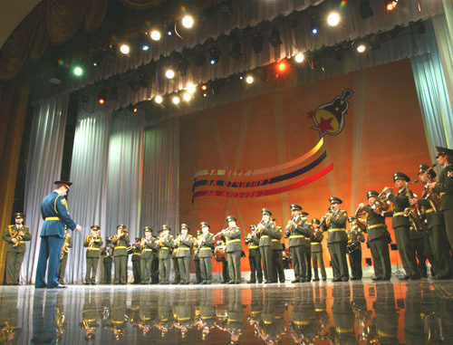 Конкурс 14-го  Межрегионального фестиваля армейской песни «За веру! За отчизну! За любовь!» в Зимнем театре. Сочи, апрель 2012 г .
Фото предоставлено пресс-службой Сочинского концертно-филармонического объединения
