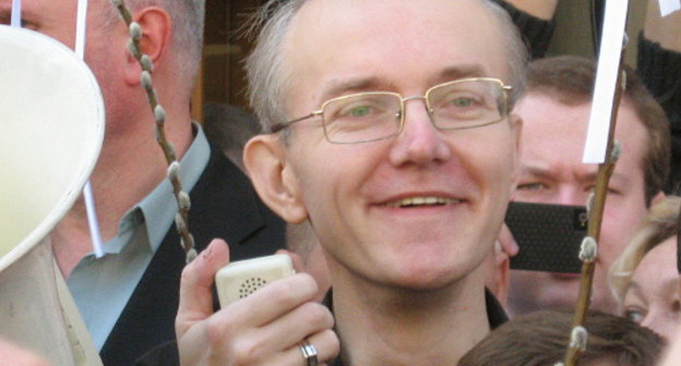 Олег Шеин выступает перед своими сторонниками на импровизированном митинге. Астрахань, 10 апреля 2012 г. Фото Вячеслава Ященко для "Кавказского узла"