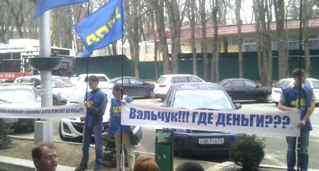 Краевое отделение ЛДПР провело пикет против коррупции в дорожной отрасли города Ставрополя. 6 апреля 2012 г. Фото: пресс-служба Ставропольского регионального отделения ЛДПР