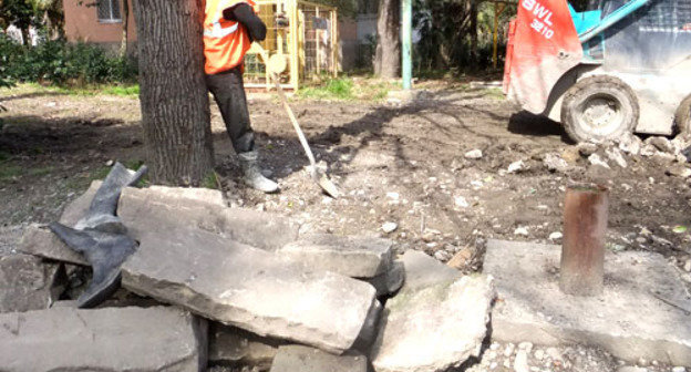 Рабочие ООО «Полимеризоляция М» на улице Новоселов вынимают качественные бордюры из природного камня и укладывают бракованные бордюры из цемента. Сочи, 1 апреля 2012 г. Фото Светланы Кравченко для "Кавказского узла"