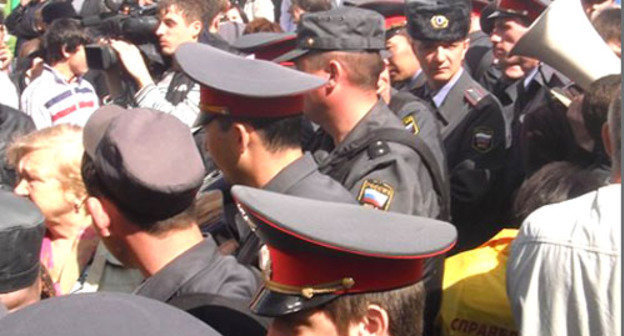 Полиция во время митинга "За отмену результатов выборов мэра". Астрахань, 10 апреля 2012 г. Фото: dunaev-es.livejournal.com