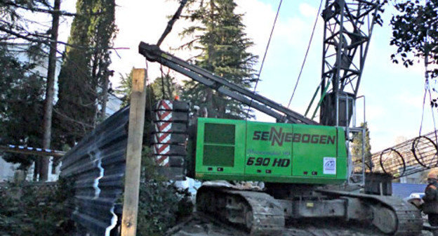 Работы по строительству дороги-дублера  "Мостоотрядом-99". Сочи, апрель 2012 г. Фото Светланы Кравченко для "Кавказского узла"