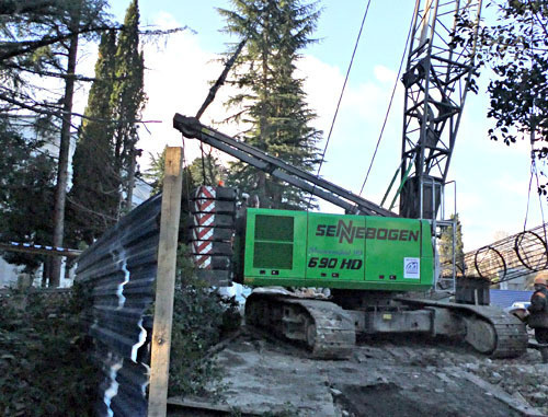 Работы по строительству дороги-дублера  "Мостоотрядом-99". Сочи, апрель 2012 г. Фото Светланы Кравченко для "Кавказского узла"