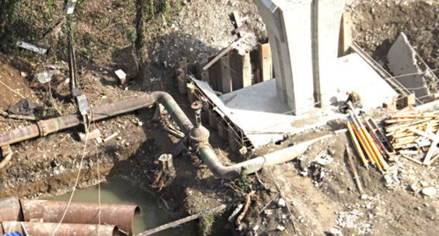 Работы по строительству дороги-дублера ведутся "Мостоотрядом-99". Сочи, апрель 2012 г. Фото Светланы Кравченко для "Кавказского узла"