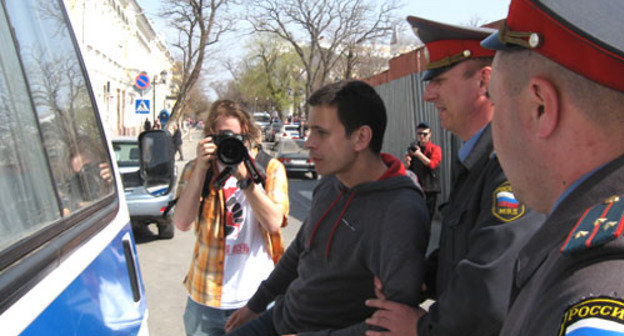 Активист оппозиционного движения "Солидарность" Илья Яшин задержан полицией за потасовку с местным жителем. Астрахань, 11 апреля 2012 г. Фото Вячеслава Ященко для "Кавказского узла"