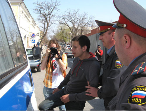 Активист оппозиционного движения "Солидарность" Илья Яшин задержан полицией за потасовку с местным жителем. Астрахань, 11 апреля 2012 г. Фото Вячеслава Ященко для "Кавказского узла"