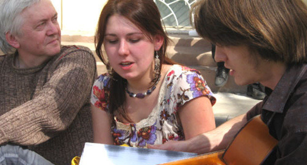 Поддержать политическую голодовку приехали люди из Москвы, Рязани, Твери. Астрахань, 11 апреля 2012 г. Фото Вячеслава Ященко для "Кавказского узла"