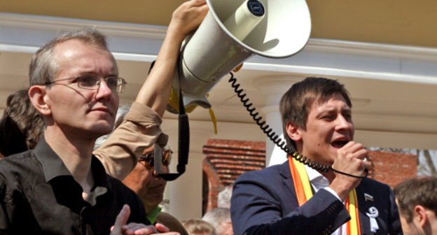 Участник голодовки протеста, экс-кандидат в в мэры Астрахани Олег Шеин и депутат Госдумы от партии "Справедливая Россия" Дмитрий Гудков на митинге. Астрахань, 10 апреля 2012 г. Фото Александра Козлова, http://ko-07.livejournal.com