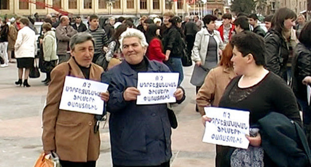 Армения, Гюмри, 11 апреля 2012 г. Участницы акции против проведения запланированного на 12 апреля фестиваля азербайджанских фильмов "STOP". Фото: www.tert.am