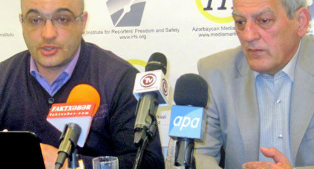 Презентация правозащитного сайта "Твое право" состоялась в Баку. На снимке: бывший политзаключенный, журналист Эйнулл  Фатуллаев слева). Азербайджан, 11 апреля 2012 г.  Фото: агентство "Туран"