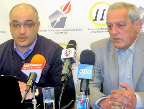 Презентация правозащитного сайта "Твое право" состоялась в Баку. На снимке: бывший политзаключенный, журналист Эйнулл  Фатуллаев слева). Азербайджан, 11 апреля 2012 г.  Фото: агентство "Туран"