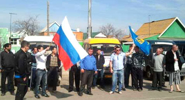 Митинг водителей маршрутных такси в Астрахани. 13 апреля 2012 г. Фото: http://www.nr2.ru