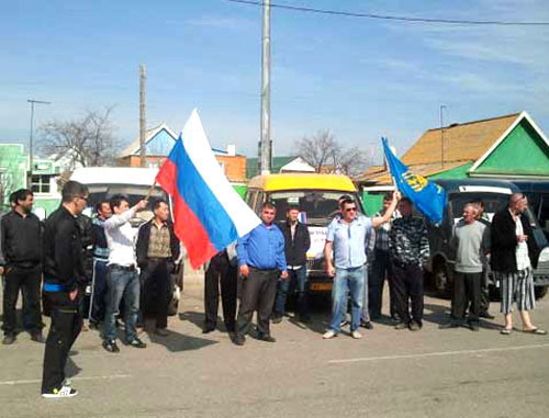 Митинг водителей маршрутных такси в Астрахани. 13 апреля 2012 г. Фото: http://www.nr2.ru