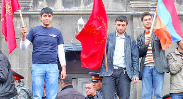 Жители Гюмри выступили с акцией протеста против фестиваля азербайджанских фильмов. Армения, 12 апреля 2012 г. Фото Сергея Хачатряна