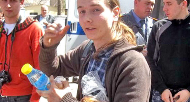 Ярослав Никольский у здания суда. Краснодар, 14 апреля 2012 г. Фото предоставлено активистами регионального отделения партии "Яблока"