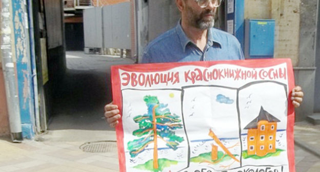 Одиночный пикет в защиту активистов "Экологической вахты по Северному Кавказу" и партии "Яблоко" Сурена Газаряна, Евгения Витишко и Ярослава Никольского. Краснодар, 15 апреля 2012 г. Фото Сурена Газаряна