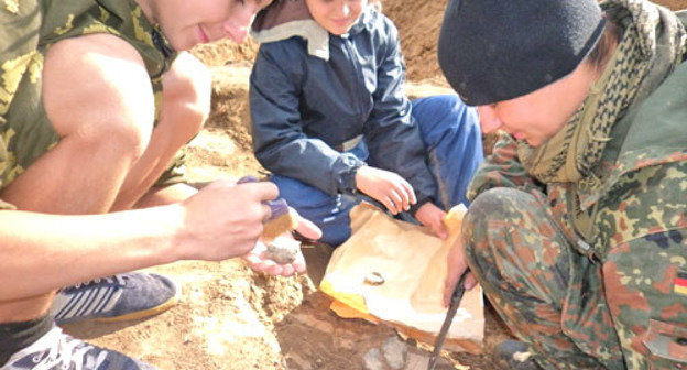 Студенты ВГСПУ  в составе археологической экспедиции клуба «Легенда» участвовали в раскопках. Волгоградская область, лето 2011 г.  Фото: http://vgpu.org/