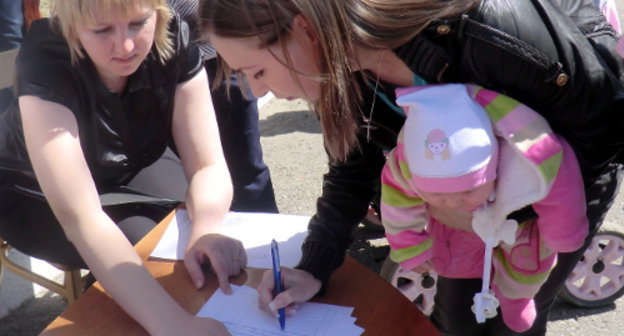 Участники митинга против врачебной халатности собирают подписи под обращением к Владимиру Путину. Краснодарский край, Славянск-на-Кубани, 14 апреля 2012 г. Фото Натальи Дорохиной для "Кавказского узла"