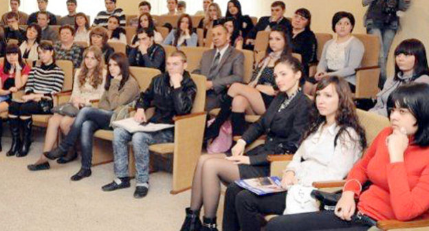 Участники конкурса на лучшую научную работу по вопросам избирательного права, юридического и методологического обеспечения избирательного процесса.  Ростов-на-Дону, 13 апреля 2012 г. Фото предоставлено пресс-службой Избирательной комиссии Ростовской области