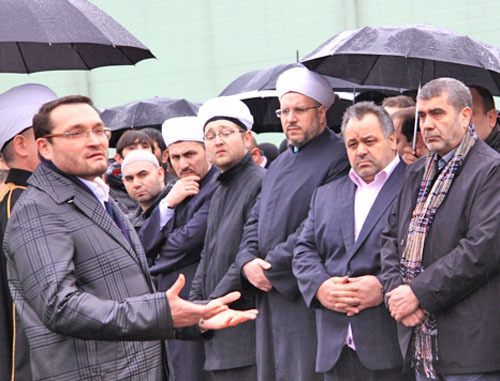 Абдул-Вахед Ниязов (слева) выразил слова соболезнования во время траурной церемонии прощания с Метином Мехтиевым. Москва, 13 апреля 2012 г. Фото Марата Аршабаева, http://dumrf.ru
