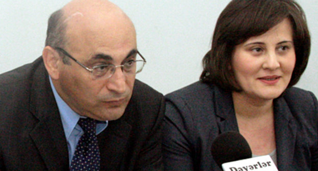 Ариф Юнусов и представитель Фонда Маршалла в Азербайджане Мехрибан Рагимли на презентации книги "Исламская палитра Азербайджана". Азербайджан, Баку, 16 апреля 2012 г. Фото ИА "Туран"