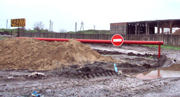 Дорога, ведущая на мусорный полигон на окраине Беслана. Северная Осетия. 17 апреля 2012 г. Фото Эммы Марзоевой для "Кавказского узла"