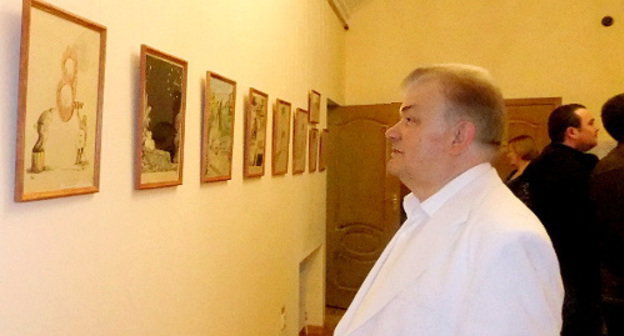 На выставке  "Улыбка художника", посвященной сочинскому художнику-карикатуристу России Петру Кулиничу. Краснодарский край, Сочи, 13 апреля 2012 г. Фото Светланы Кравченко для "Кавказского узла"