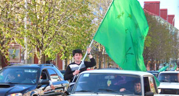 День черкесского флага. Республика Адыгея, 25 апреля 2011 г. Фото: www.circas.ru
