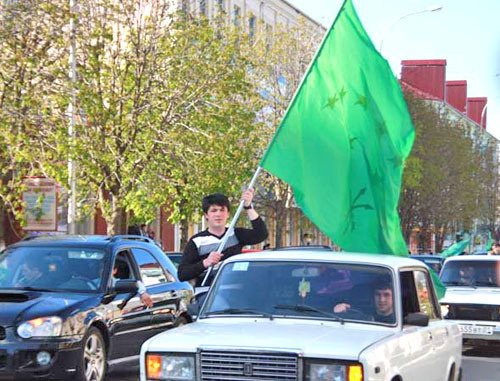 День черкесского флага. Республика Адыгея, 25 апреля 2011 г. Фото: www.circas.ru
