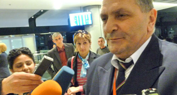 Начальник летной службы авиакомпании ''Армавиа'', командир экипажа Арам Егиян дает интервью журналистам. Армения, Ереван, 19 апреля 2012 г. Фото Армине Мартиросян для "Кавказского узла"