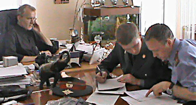 Полицейские составляют протокол на Олега  Шеина по факту совершения административного правонарушения. Астрахань, 20 апреля 2012 г. Фото Елены Гребенюк для "Кавказского узла"